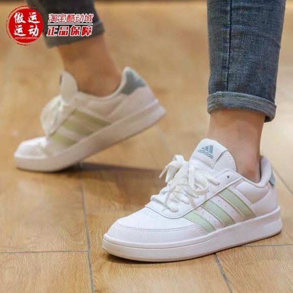 Adidas Classic White Sneakers with Green Stripes - Picture 9 of 9